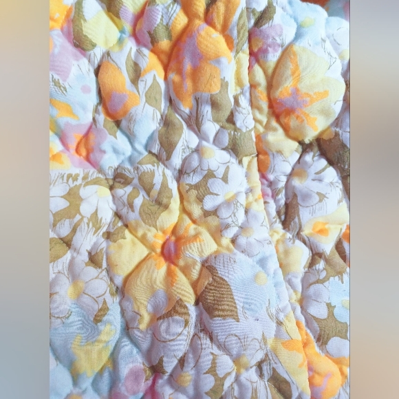 Vintage Retro Quilted Bed Cover with Pom-pom edges - Picture 2 of 3